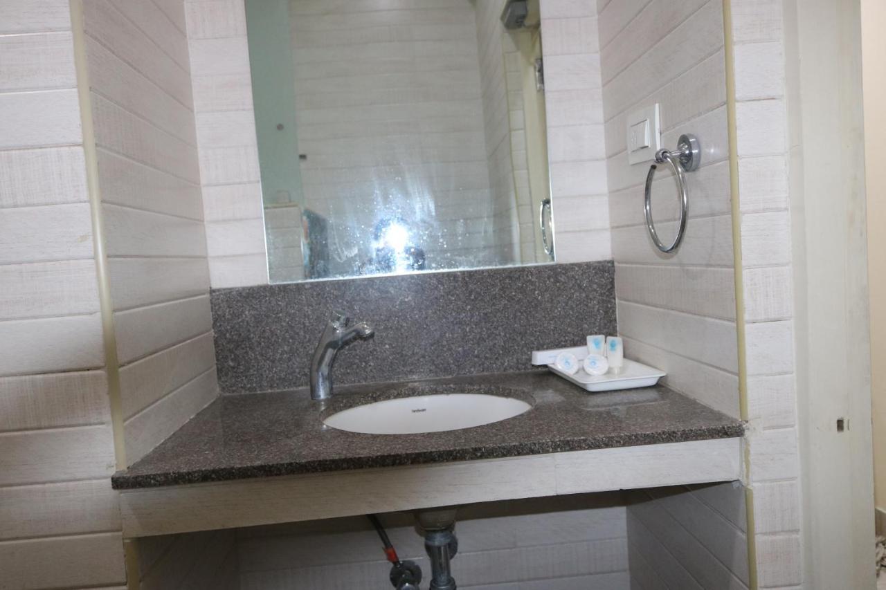 Hotel Sk Riverfront Vijayawāda Buitenkant foto