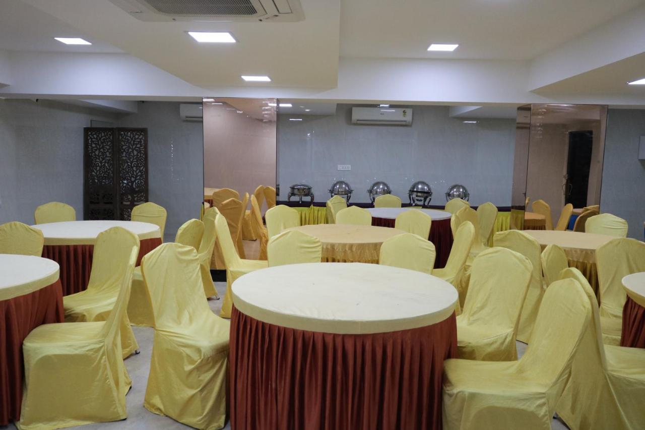 Hotel Sk Riverfront Vijayawāda Buitenkant foto